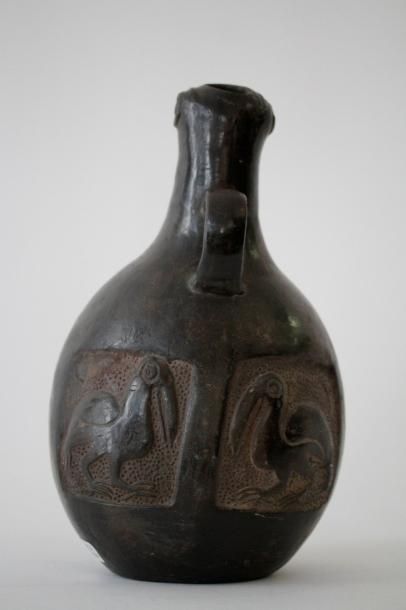 null Grand vase avec anse représentant un ibis dont le ventre est décoré de cartouches...