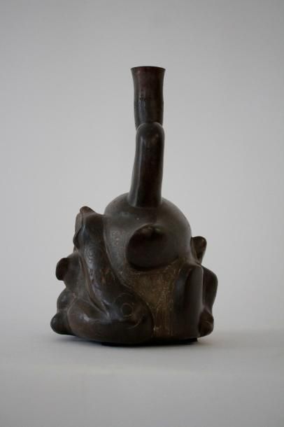 null Vase avec anse en étrier représentant les deux animaux mythiques: le jaguar...