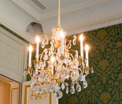 null Lustre
En bronze doré à huit lumières, pampilles
Style Louis XV
H : 85 cm ;...