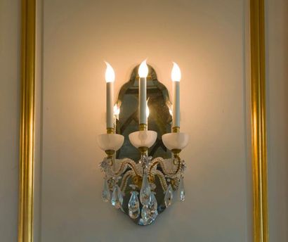 null Deux appliques
à fond de miroir, bronze doré et pampilles, trois lumières
H :...