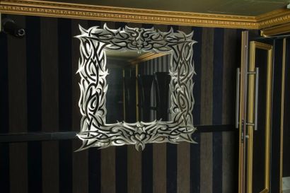 null Miroir
En inox brossé, ajouré
134 x 134 cm