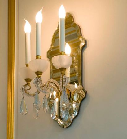 null Deux appliques
à fond de miroir, bronze doré et pampilles, trois lumières
H :...