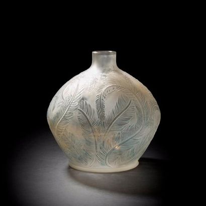 null René LALIQUE (1860-1945) 
Plumes, modèle créé en 1920
Vase. Épreuve en verre...
