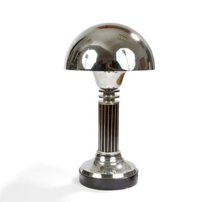 null TRAVAIL dans le goût MODERNISTE 1930
Lampe champignon en métal chromé, fût constitué...