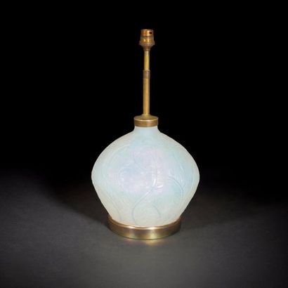 null René LALIQUE (1860-1945) 
Plumes, modèle créé en 1920
Vase postérieurement monté...
