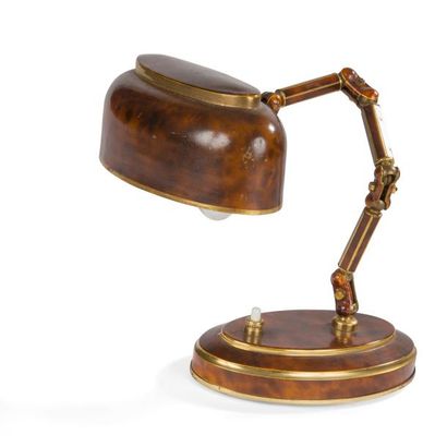 null TRAVAIL des ANNÉES 1940 
Petite lampe de bureau articulée, en laiton laqué brun...