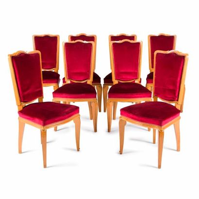 null André ARBUS (1903-1969)
Suite de 8 chaises en frêne mouluré et sculpté. Les...