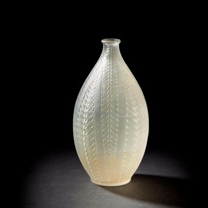 null René LALIQUE (1860-1945)
Acacia, modèle créé en 1921
Vase. Épreuve en verre...