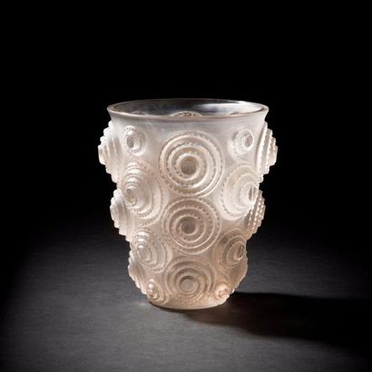 null René LALIQUE (1860-1945) 
Spirales, modèle créé le 25 septembre 1930
Vase. Épreuve...