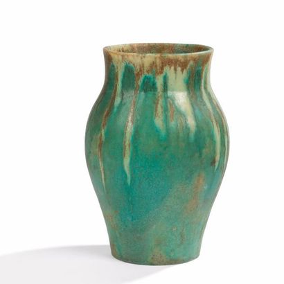 null Alexandre BIGOT (1862-1927) 
Vase balustre. Épreuve en grès émaillé turquoise...