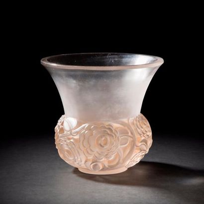 null René LALIQUE (1860-1945)
Renoncules, modèle créé le 10 septembre 1931
Vase....