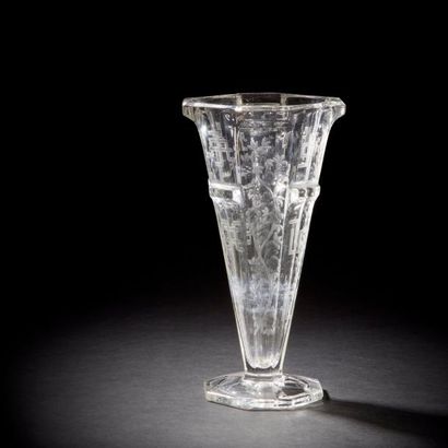 null BOHêME – TCHÉCOSLOVAQUIE 
Vase cornet octogonal. Épreuve en cristal moulé-pressé...