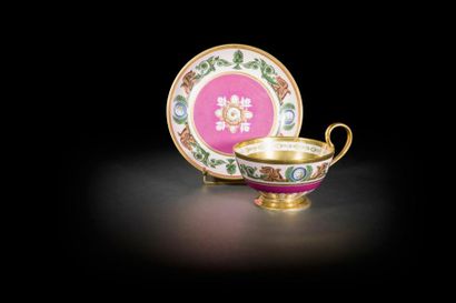 null Sèvres
Grande tasse à thé et sa soucoupe en porcelaine à décor polychrome de...