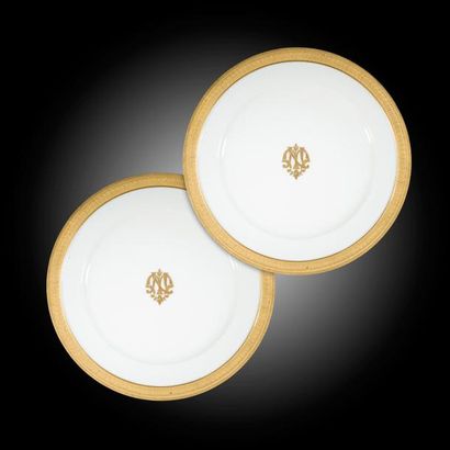 null Paris
Deux assiettes en porcelaine à décor en or d’un monogramme au centre et...