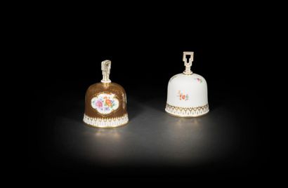 null Meissen
Deux cloches de table en porcelaine à décor polychrome de fleurs, l’une...