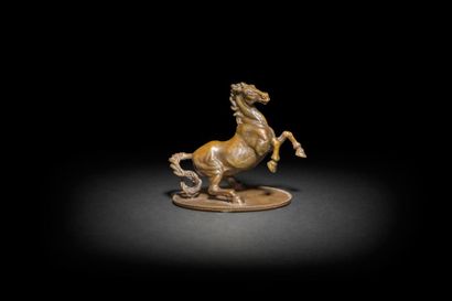 null Petite figure de cheval cabré en bronze doré dans le goût de Franceso Fanelli,...