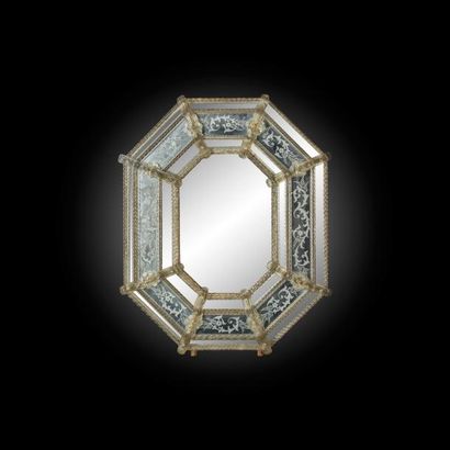null Miroir en verre de Venise, de forme octogonale, à décor gravé de rinceaux de...