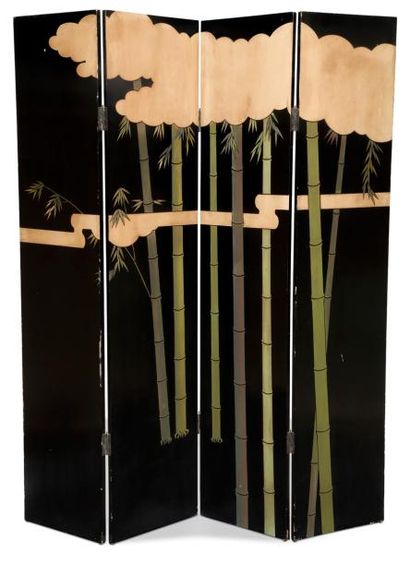 null Paravent à quatre feuilles en bois laqué à décor d’échassiers et bambous.
Japon,...