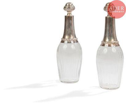 null Paire de carafes à liqueur en cristal et monture argent et leurs bouchons.
Poinçon...