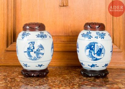 null CHINE - Époque KANGXI (1662 - 1722)
Paire de pots à gingembre en porcelaine...