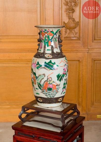 null CHINE, Nankin - Fin XIXe siècle
Deux vases de forme balustre à col évasé en...