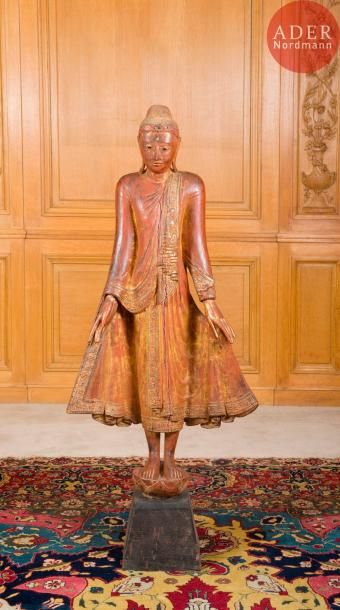 null BIRMANIE - XXe siècle
Statue de bouddha en bois à traces de laque or, debout,...