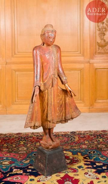 null BIRMANIE - XXe siècle
Statue de bouddha en bois à traces de laque or, debout,...