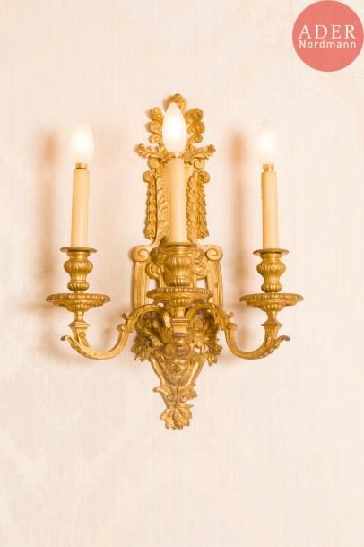 null Paire d’appliques en bronze doré à trois lumières à décor de feuillages et mascaron...