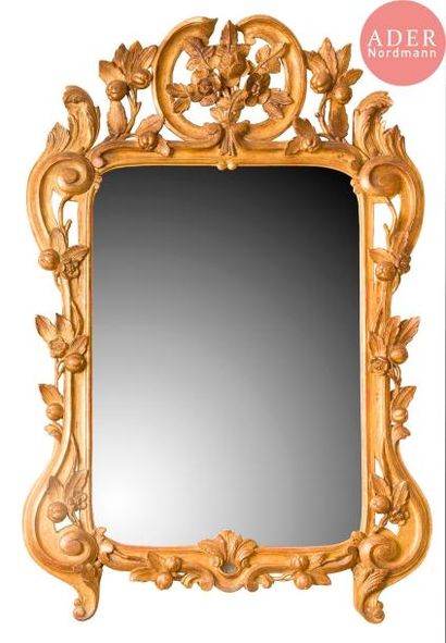 null Miroir en bois doré à décor de feuillage et fleurs.
Style Louis XV
H : 108 cm,...