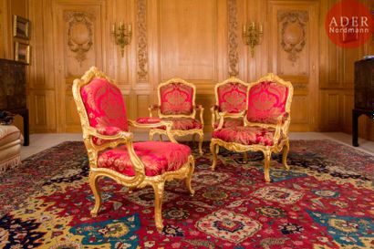 null Suite de quatre fauteuils en bois doré et sculpté à décor de feuillages, fleurs...