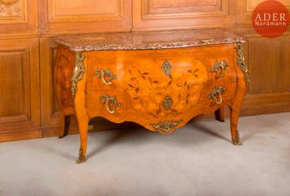 null Commode en marqueterie de fleurs de forme mouvementée ouvrant à deux tiroirs,...