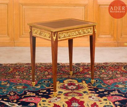 null Petite table en acajou et bronze doré ouvrant à un tiroir, à décor de frise...