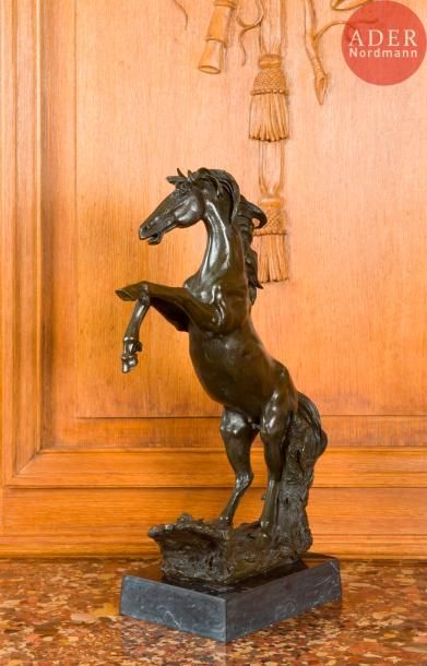 null Figue de cheval cabré en bronze à patine verte.
XXe siècle
H : 51 cm, L : 34...
