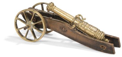 null Pièce d’artillerie en réduction de style XVIIIe siècle 
Tube en bronze ciselé...
