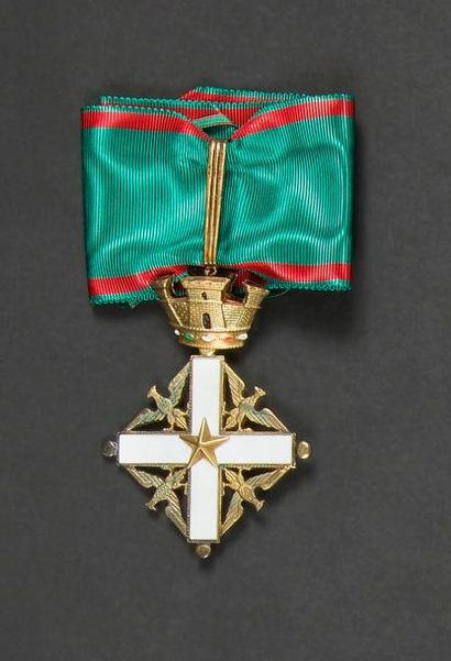 null ITALIE
ORDRE NATIONAL DU MÉRITE, institué en 1951.
Croix de commandeur. 
Vermeil...