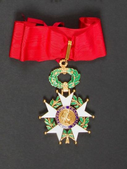 null FRANCE 
Ensemble comprenant : 
- Étoile de commandeur de la Légion d’honneur,...