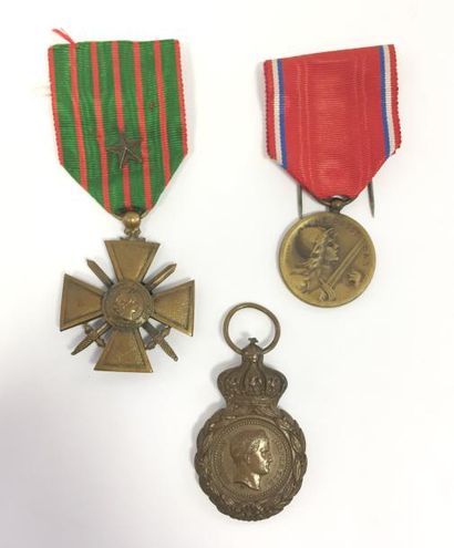 null FRANCE 
Trois médailles : 
- Médaille de Sainte-Hélène. Bronze patiné. 50 x...