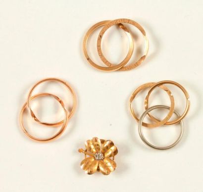 null Lot de bijoux en or 18K (750 ‰) comprenant : 2 bagues à deux anneaux et une...