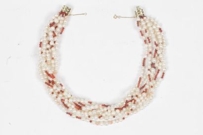 null Collier multirangs de perles de culture baroque, scandées de billes plus petites...