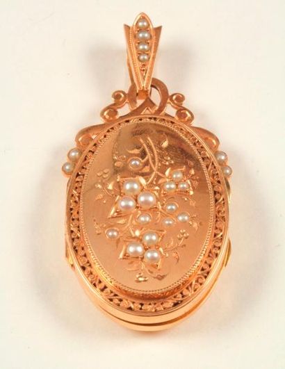 null Pendentif médaillon ouvrant en or 18K (750 ‰), ciselé de fleurs et feuillages...