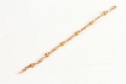 null Bracelet en or 18K (750 ‰), articulé de maillons grains de café et étriers alternés....