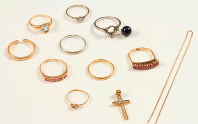 null Lot de bijoux et bris d'or 18K (750 ‰) comprenant : 6 bagues, un pendentif et...