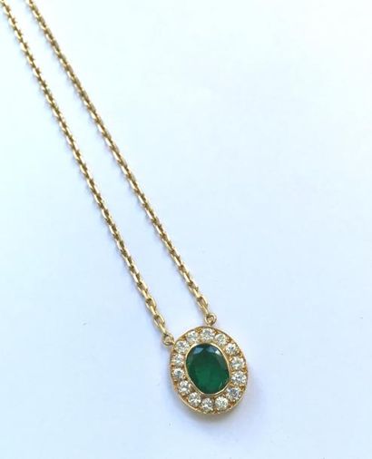 null Collier en or 18K (750 ‰), orné d'un motif ovale centré d'une émeraude entourée...