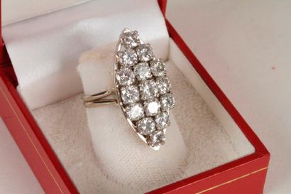 null Bague marquise en fils de platine et d'or gris 18K (750 ‰), sertie de 15 diamants...