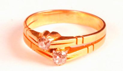 null Bague en or rose 18K (750 ‰), ornée de deux diamants de taille ancienne. 
Poids...