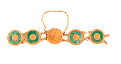 null Eléments d'un bracelet en or 14K (585 ‰) comprenant des bi de jade cerclés....