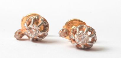 null Paire de puces d'oreilles en or 18K (750 ‰), chacune ornée d'un diamant de taille...