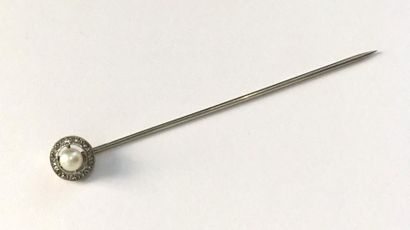 null Epingle de revers en platine et or gris 18K (750 ‰) sommée d'une perle couronnée...