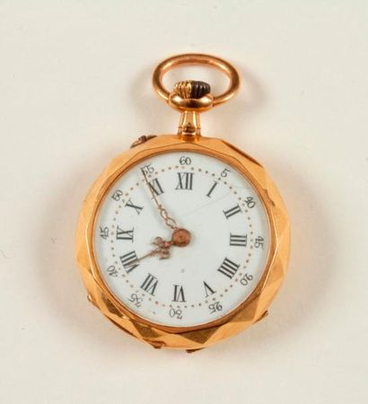 null Montre de col en or 18K (750 ‰), le revers ciselé de rinceaux. Travail français...