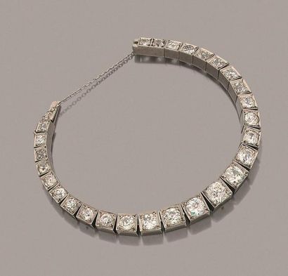 null Bracelet en or gris 18K (750 ‰), articulé de 27 diamants ronds de taille ancienne....